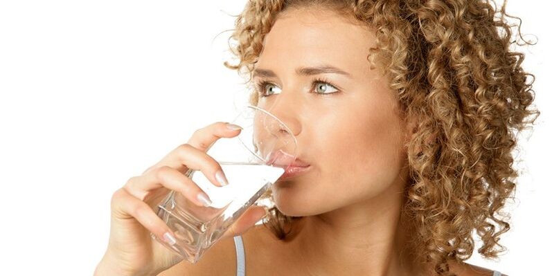 En una dieta bebible, debes consumir 1, 5 litros de agua purificada, además de otros líquidos