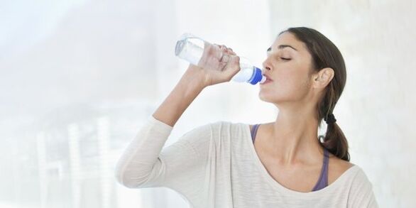 Para perder peso rápido, es necesario beber al menos 2 litros de agua al día. 