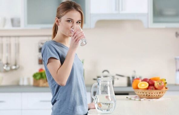 Beber agua antes de las comidas para adelgazar con una dieta perezosa